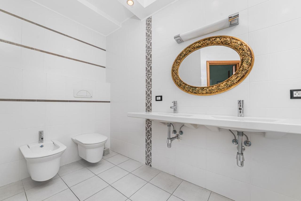 Classical Deribasivska 3-Bedrooms Apartment 오데사 외부 사진